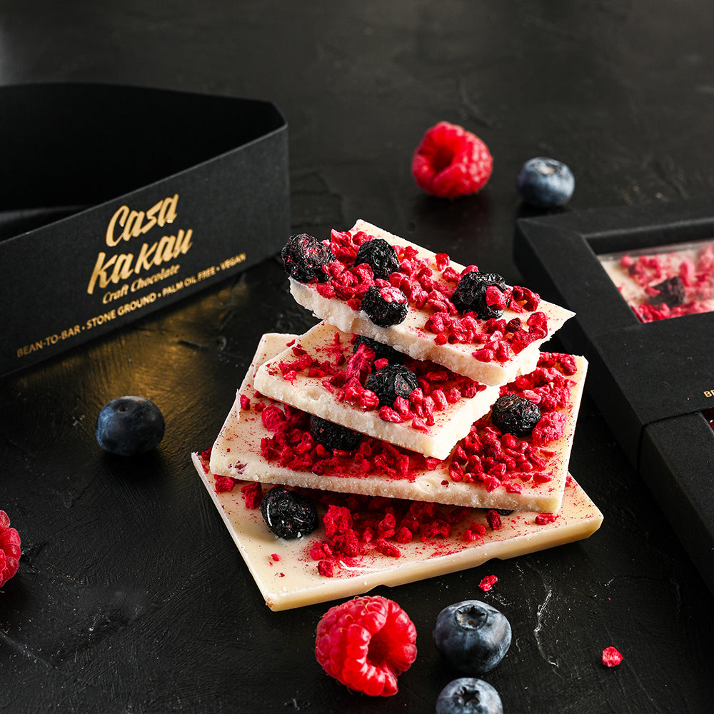 Веган, бял шоколад с боровинки и малини