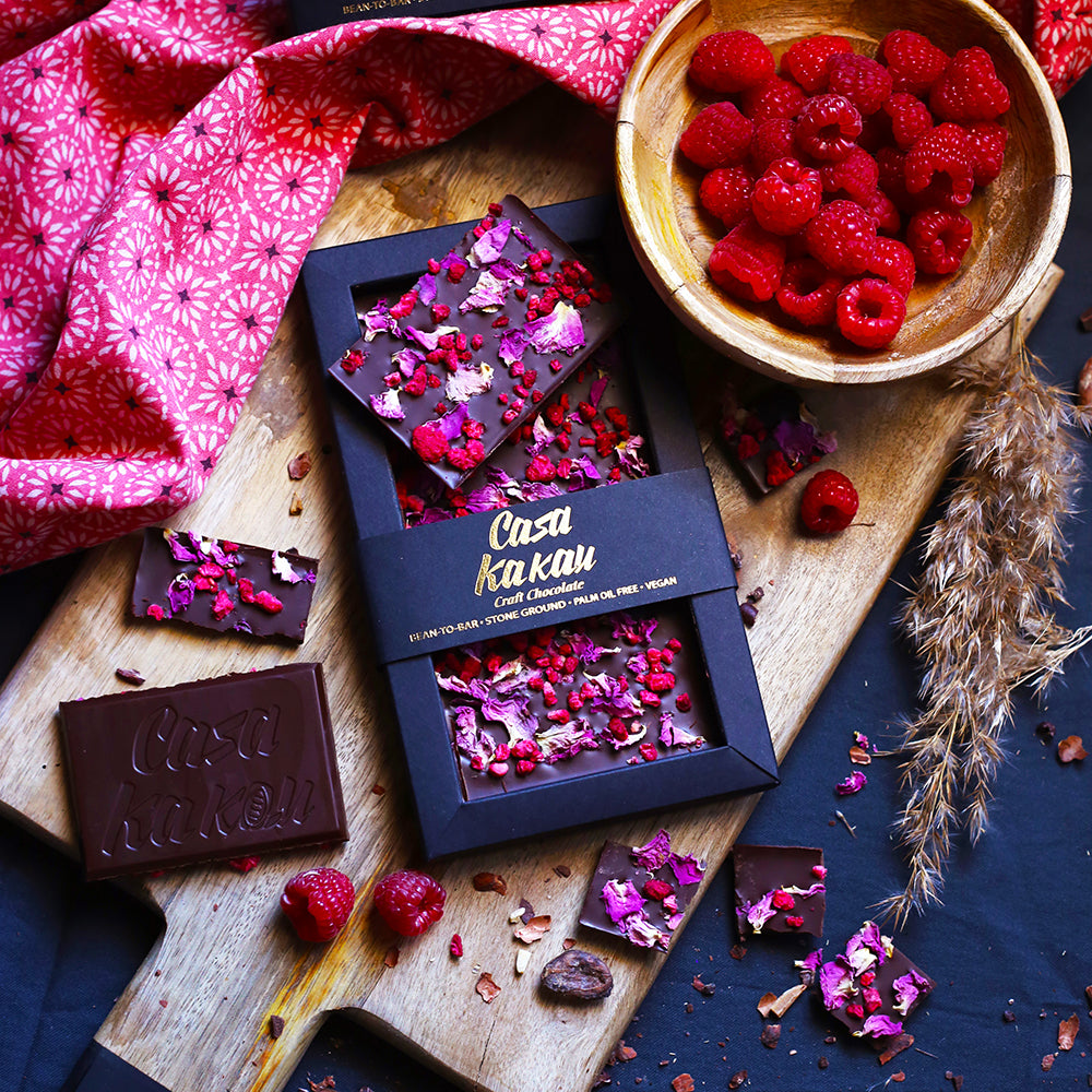 Шоколад с листенца от българска роза и малина