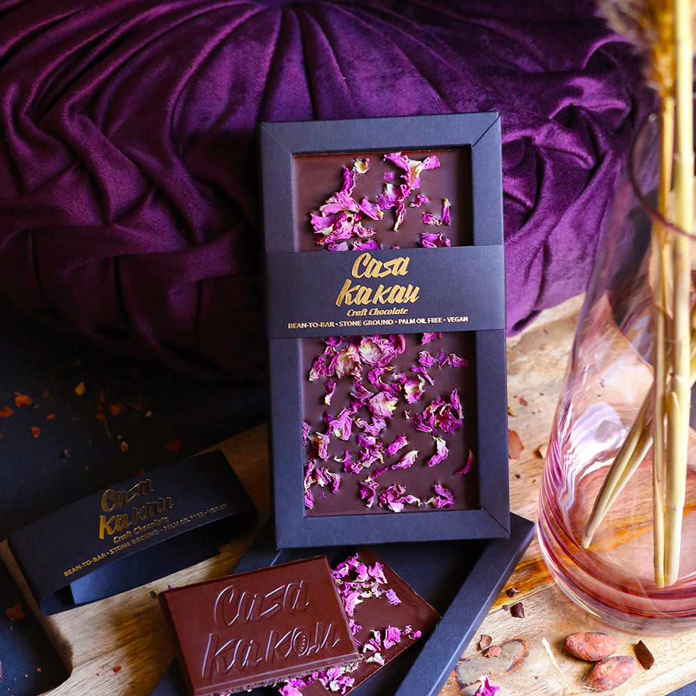 Занаятчийски шоколад с листенца от българска роза