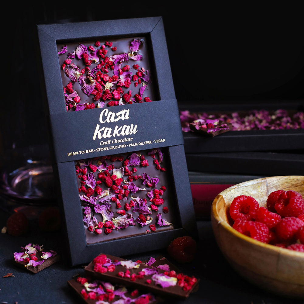 Шоколад с листенца от българска роза и малина