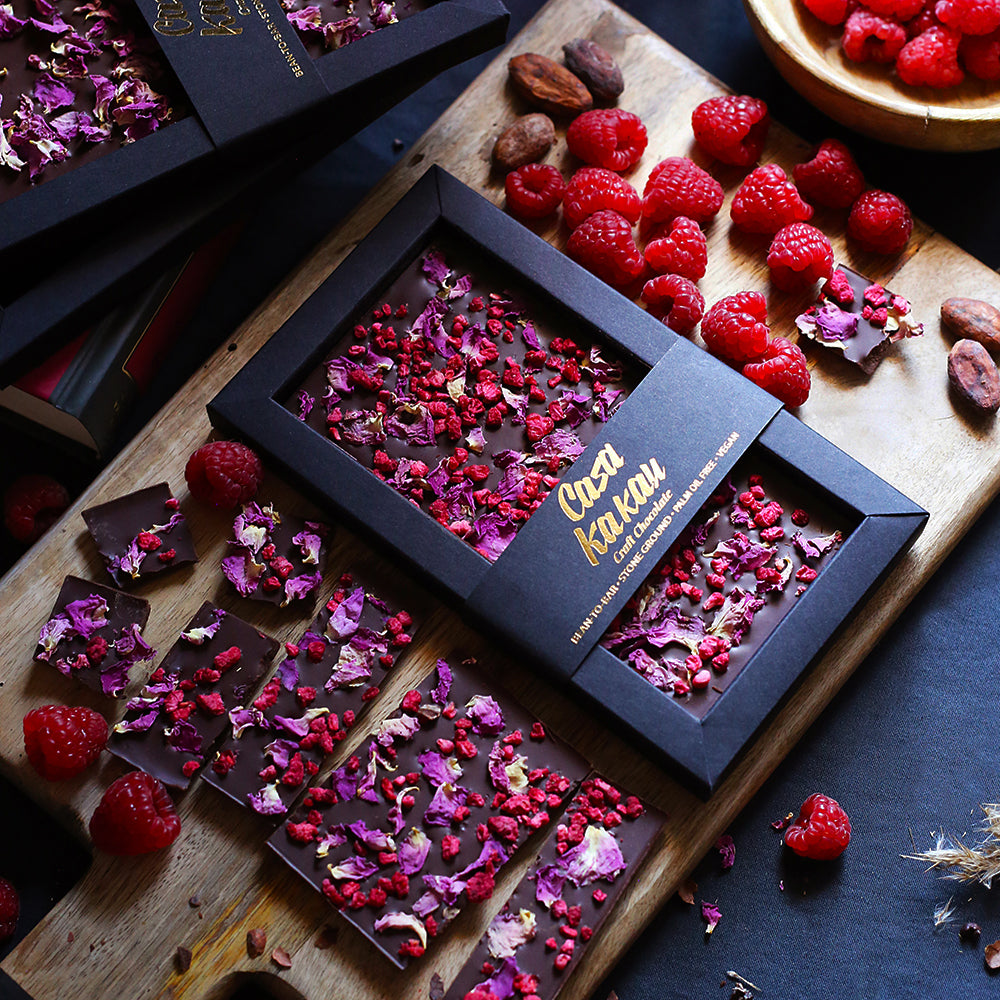 Шоколад с листенца от българска роза и малина