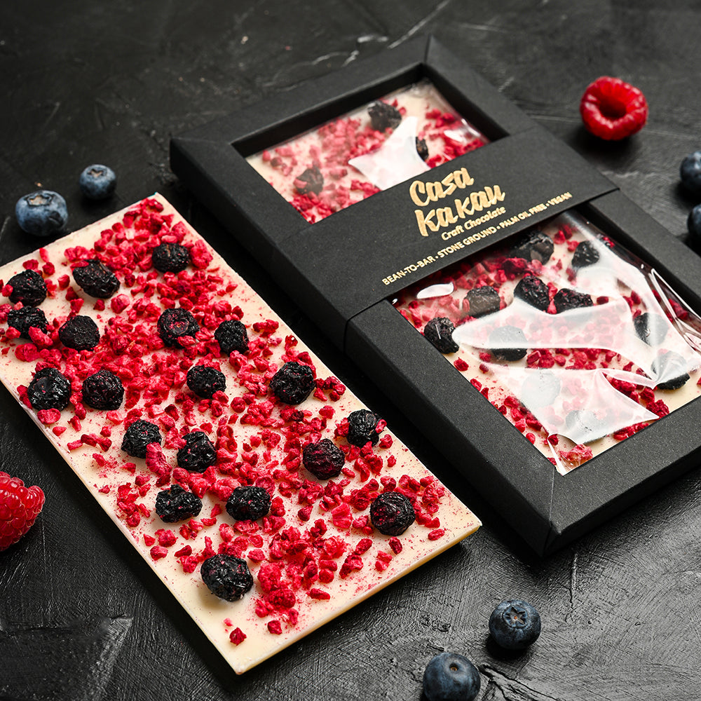 Веган, бял шоколад с боровинки и малини