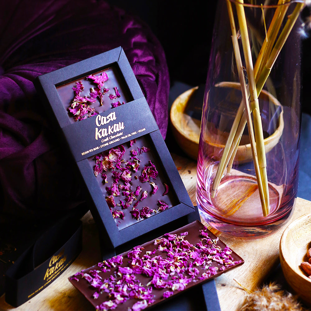 Занаятчийски шоколад с листенца от българска роза